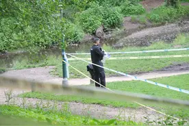 英国15岁女学生公园散步，陌生男子向她借手机，善良使她遗憾终生图片