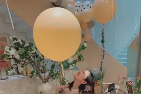 张子萱晒照为小女儿庆祝百日，现场布满鲜花，身材恢复似少女图片