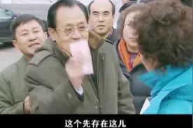 全国劳模真厉害，在工厂门口卖包子，厂长直接拿出100块视频封面