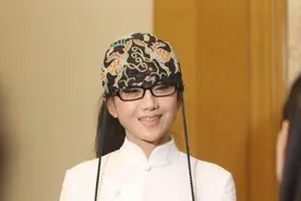 杨丽萍爱徒水月，和同性女孩举行婚礼，现场气氛甜蜜相拥接吻图片