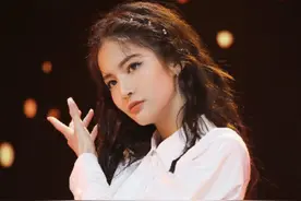 虞书欣公演舞台搞特殊? 全员都是白裙光脚丫, 唯独她的打扮不一样图片