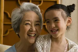 为啥说“姥姥带娃”比“奶奶带娃”更好？这2点，奶奶肯定做不到图片