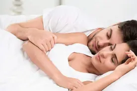 男人在婚姻外有了人，装得再好，睡觉时的四个行为瞒不住图片