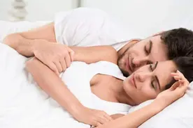 男人在婚姻外有了人，装得再好，睡觉时的四个行为瞒不住图片