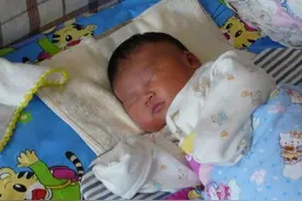 “我家娃是‘秒睡宝宝’，玩累了自己睡”，2年后宝妈却后悔不迭图片