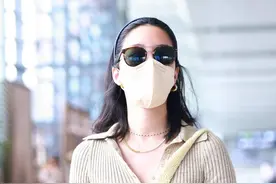 还在穿T恤？时髦的姑娘都在穿小翻领针织衫了，刘雯杨采钰都喜欢图片