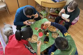 被拐孩子回家后：长胖20斤，离家出走5次，养母留着旧玩具图片