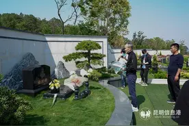 王石前往玉溪祭拜褚时健 与褚老家人重温褚橙创业故事图片