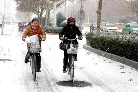 @太原人，雪天马路结冰，骑车上路这样做才行图片