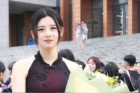 安徽清纯女生经常穿旗袍在校园摆拍！校方揭发：她是社会上的图片
