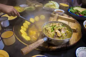 东北菜不精致也不细腻，却深受欢迎：铁锅炖鱼令南方游客垂涎欲滴图片