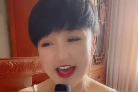 赵本山女徒弟出狱后形象大变，穿吊带，唱佛歌，直播粉丝突破10万图片