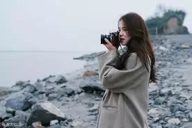小说：她去酒吧买醉，被流氓灌醉了酒，流氓对她上下其手她逃不开图片