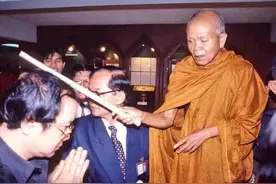 泰国传奇高僧龙婆坤：国王对她跪拜，圆寂后，送葬队伍达16公里图片