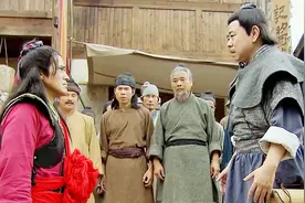 武松对武大郎是真的孝顺，当着这么多人，直接给武大郎磕头视频封面