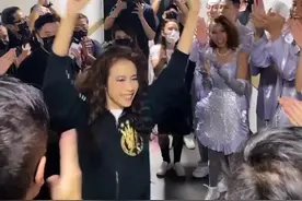 莫文蔚风波后继续开个唱，露面为团队打气欢蹦乱跳，情绪未受影响图片