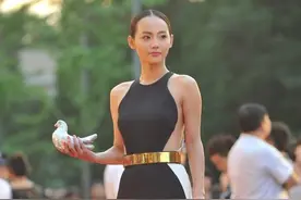 张嘉倪不嫌勒得慌吗？用金圆圈勒出小蛮腰，看来女明星也不好当图片