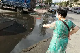 满街飘臭味，坑里直冒泡！哈尔滨这条街上有个臭水坑，居民找了三个月，仍未解决图片