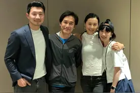58岁梁朝伟和友人合照，小19岁陈法拉热情揽肩，梁朝伟绅士手瞩目图片