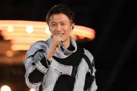 男星跨年夜生图！黄子韬烟熏妆，钟汉良瘦脱相，谢霆锋素颜太能打图片