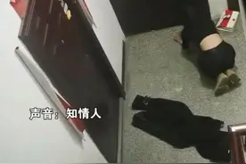 女子深夜跪求男友开门，邻居表示：次数太多了，报警都不起作用图片