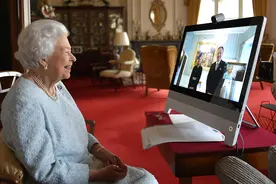 英国女王公布了乔治王子、夏洛特公主和路易王子的新照片图片
