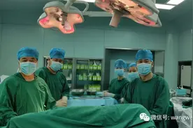 在北京与王文璋教授同台完成的复杂胸壁畸形Wang手术图片
