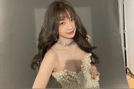 女星虞书欣一身珠宝好贵气！白丝袜秀美腿，持股多家公司成富婆图片