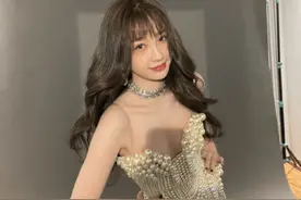 女星虞书欣一身珠宝好贵气！白丝袜秀美腿，持股多家公司成富婆图片