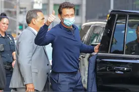 52岁休杰克曼身材太好，穿两件衣服都挡不住胸肌，大长腿又细又直图片