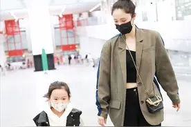 董璇也太不像个妈妈了，带着孩子出门也要穿露脐装，就像两个姐妹图片