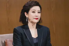 郝蕾目测有130斤！穿西装过膝靴快包不住，大腿线条比男生还壮实图片