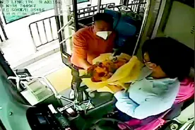 男乘客大胆向女公交车长送花表白，看到她手机上两个孩子的照片当场就跑了图片