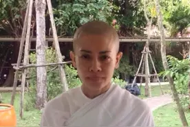 泰王前宠妃近照曝光！削发为尼眼露凄苦，穿宽松长褂难掩身材消瘦图片