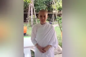 泰王前宠妃近照曝光！削发为尼眼露凄苦，穿宽松长褂难掩身材消瘦图片