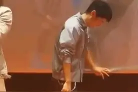 刘昊然倚靠影院几十万幕布，被要求道歉？网友：他也不是故意的图片