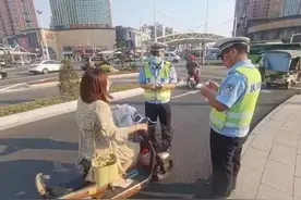 电动车加装手机支架、改装被罚5000！车友：骑电动车千万别改装图片