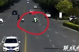 段子又成真！妈妈骑车到幼儿园，才发现后座上儿子不见了图片