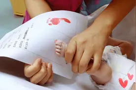 娃出生后，为啥要被护士抱走“采集脚印”？其中小九九父母要知道图片