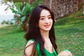 赵丽颖去云南旅游了，心情很好眼神都有光，网友：越来越像袁冰妍图片