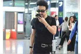男人到了中年，就该和汪峰一样，48岁换上紧身裤，照样又帅又酷图片