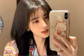 对镜自拍，我只服她，快来做笔记图片