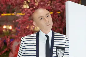 张卫健时隔531天见老婆，脚穿国产鞋表明立场，嘴角微笑藏不住图片