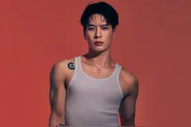 王嘉尔时尚大片再引“热议”，这身材太抢镜了，满屏的荷尔蒙气息图片