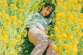 这样拍，你就是油菜花田里最美的妞图片