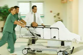 64岁男腹痛，医生往腹腔扎一针后惊讶：赶紧联系外科剖腹手术图片