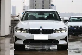 体验宝马3系320i 运动套装版，配2.0T＋8AT，空间够用，外观漂亮图片