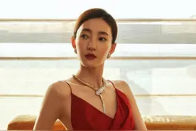 王丽坤真会穿，红丝绸吊带裙穿出了高雅气质，时尚减龄女神范十足图片