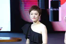 从不认父亲，到给父亲买房养老、力捧妹妹，遇到邓超后，孙俪变了图片