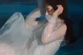 水瓶座在亲密关系中的“佛系”，就是折磨你们关系的“根源”所在图片